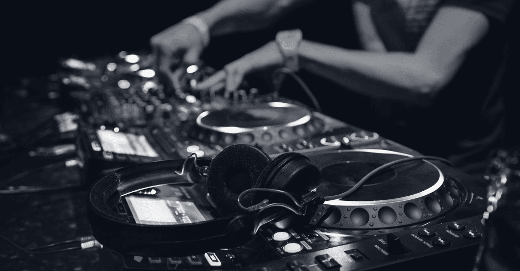 DJ NES — hands on the decks